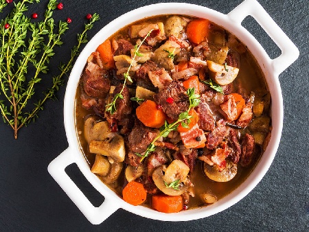 Яхния със свинско месо със зеленчуци - праз, чушки, моркови, картофи и гъби - снимка на рецептата